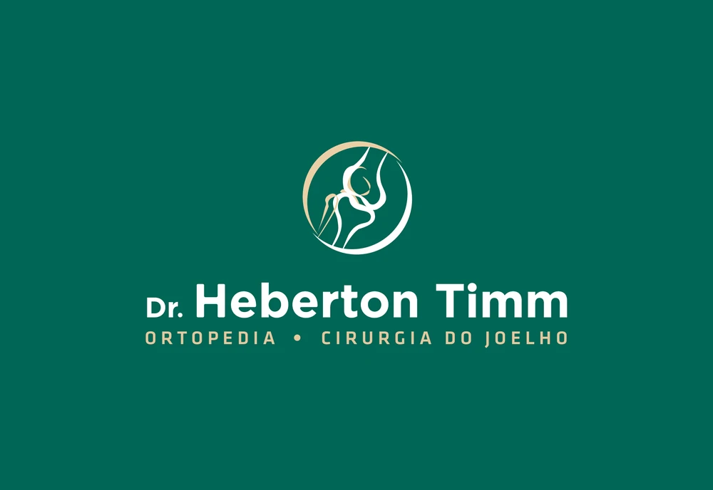 Logotipo do Dr. Heberton Timm, ortopedia e cirurgia do joelho: o joelho desenhado em linha dentro de um círculo, em branco e areia sobre o verde da marca