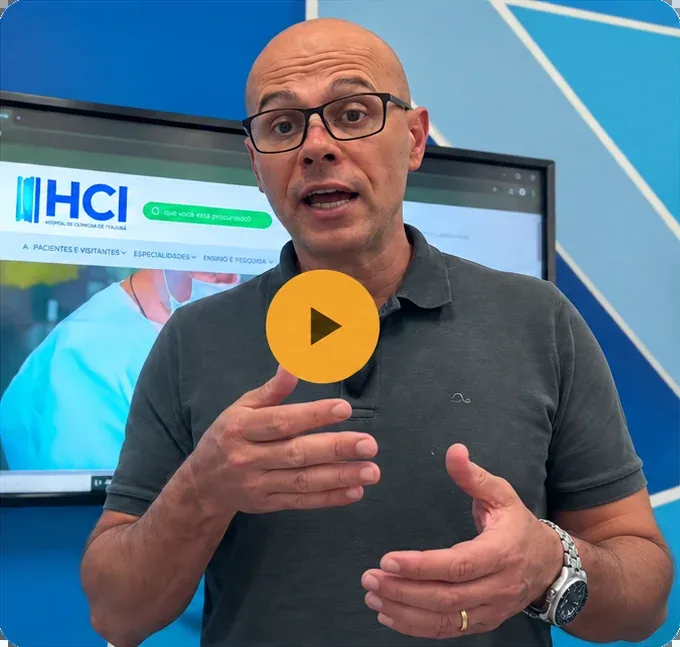 O Dr. Seleno Glauber de Jesus Silva fala à câmera, com o botão de reprodução e, ao fundo, a tela com o site do HCI