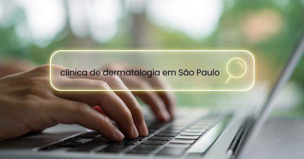 Pessoa pesquisando clínica médica no Google, exemplo prático de SEO local para atrair pacientes da região.